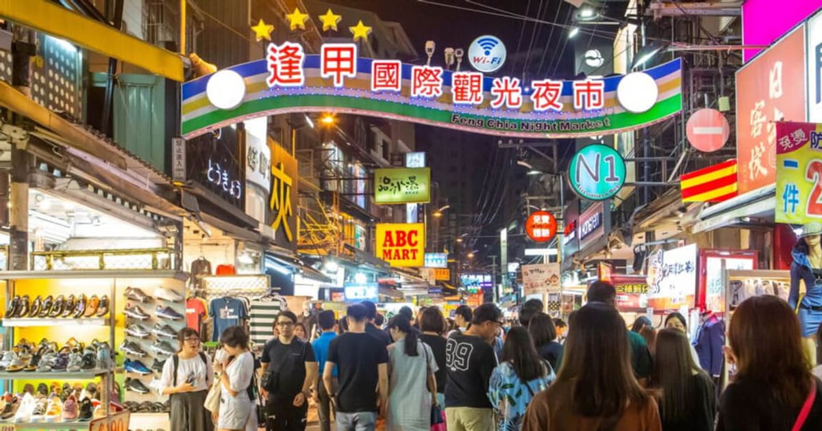台中逢甲商圈夜間街景與商店人潮